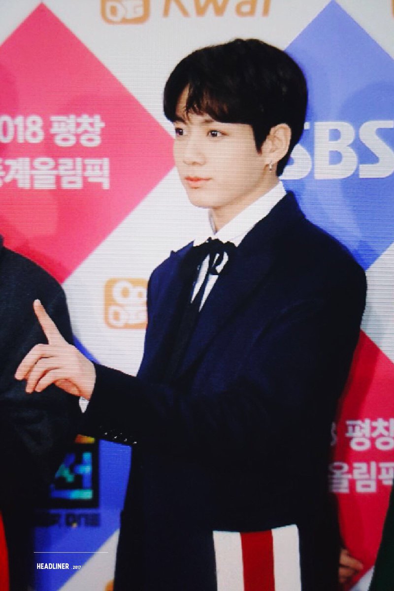 headliner_jk's tweet photo. 171225 가요대전 #정국 #JUNGKOOK 때때옷 입은 아기🎄@BTS_twt https://t.co/XSZ8mN20qr
