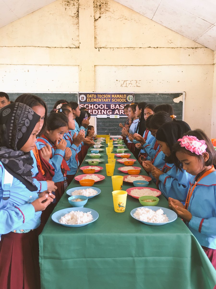 NurSilongan's tweet photo. Salute to all teachers all over the #Philippines specially in MAGUINDANAO area who are affected by the Floods and yet they still doing their jobs! โค๏ธ RT if you love your Teachers โค๏ธ #PhilippineEducation #NoblestProfession @DepEd_PH https://t.co/O9mJW8NcTx