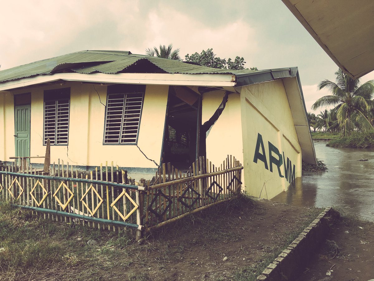 NurSilongan's tweet photo. Salute to all teachers all over the #Philippines specially in MAGUINDANAO area who are affected by the Floods and yet they still doing their jobs! โค๏ธ RT if you love your Teachers โค๏ธ #PhilippineEducation #NoblestProfession @DepEd_PH https://t.co/O9mJW8NcTx