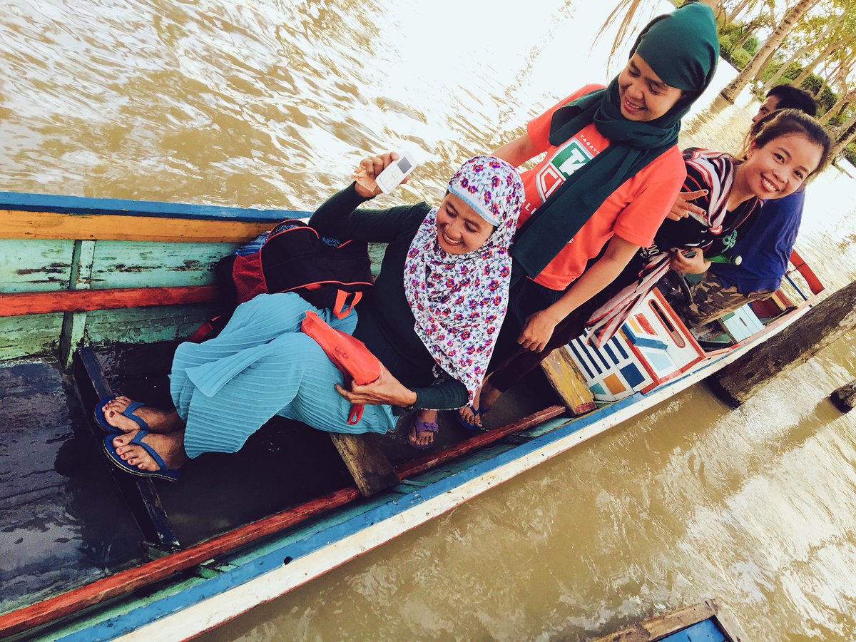 NurSilongan's tweet photo. Salute to all teachers all over the #Philippines specially in MAGUINDANAO area who are affected by the Floods and yet they still doing their jobs! โค๏ธ RT if you love your Teachers โค๏ธ #PhilippineEducation #NoblestProfession @DepEd_PH https://t.co/O9mJW8NcTx