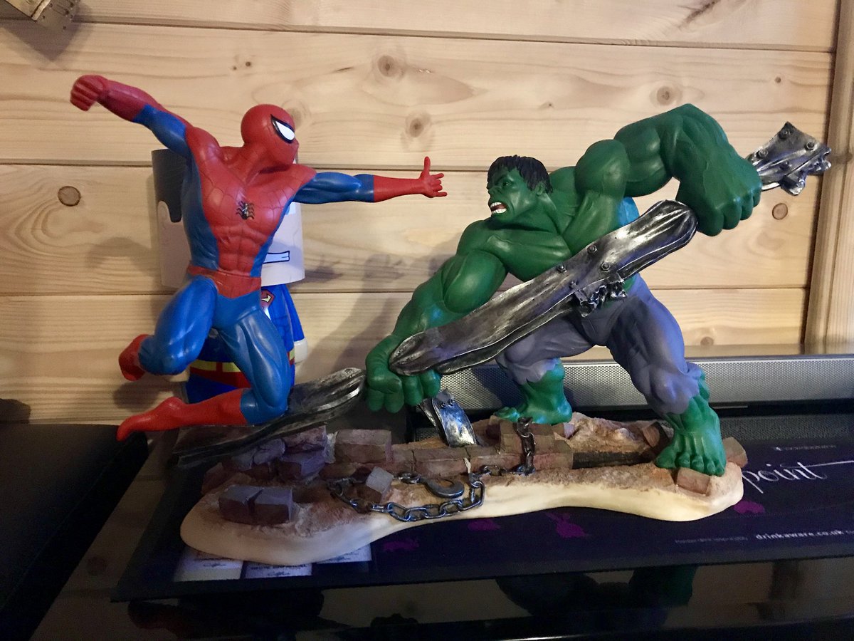 leegreenhough's tweet photo. So Santa did me a solid👏 what a pressy😍 #marvel #marvelcollectables #spidermanvshulk #mancave https://t.co/k8tx9kC6UR