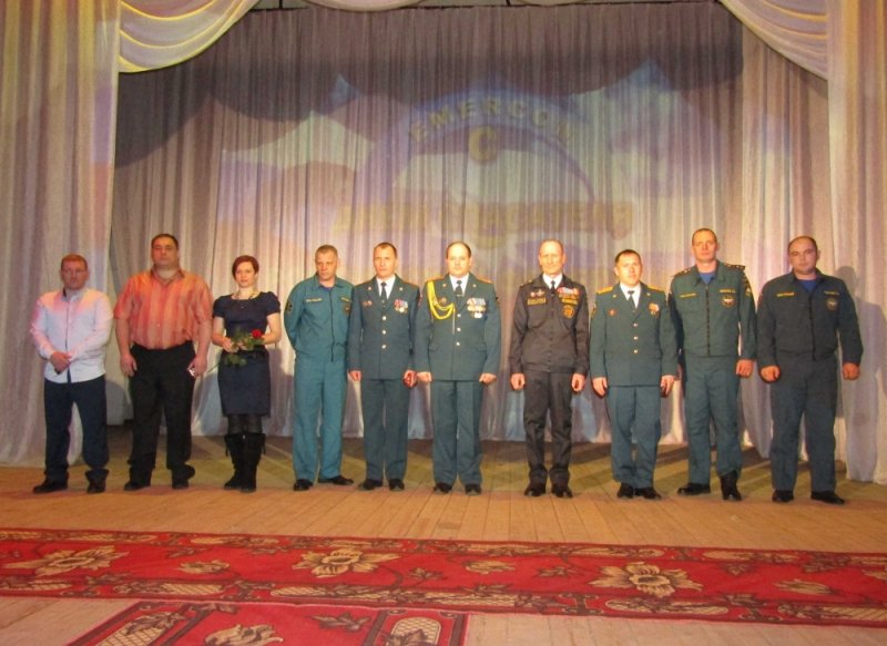 mchs_24's tweet photo. Заместитель начальника Главного управления вручил медали сотрудникам Шарыповского пожарно-спасательного гарнизона  https://t.co/15AqNNEAaF https://t.co/2pBy26I4lJ