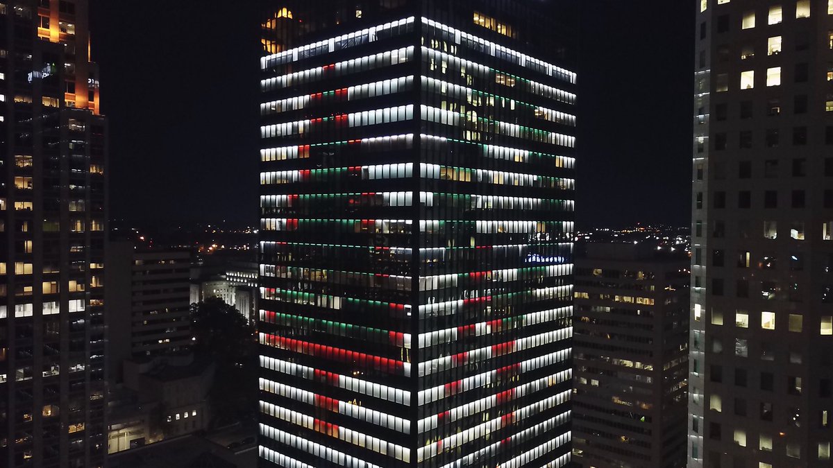 candicontrols's tweet photo. @candicontrols wishes you the best of this Holiday Season and a very joyful and prosperous 2018. https://t.co/ZOIxRtMmFF