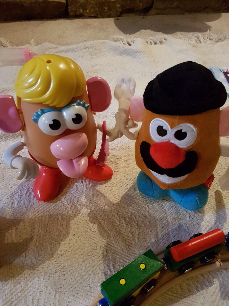 ItsJimmyPhillip's tweet photo. Merry Christmas one and all. Poppy is delighted to welcome #MrsPotatoHead to our family. #MorePotatoes #Potatoes #Christmas https://t.co/SB0GmwPsmo