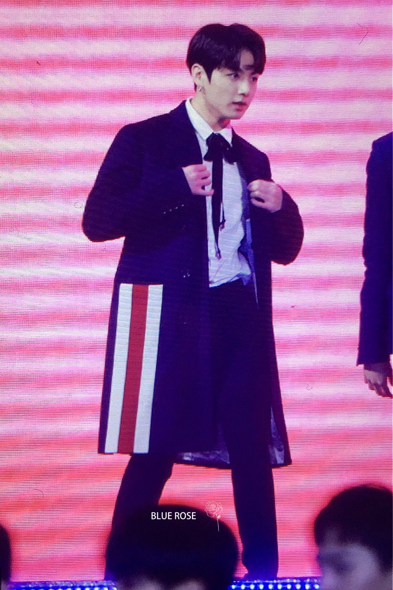 bluerose970901's tweet photo. 171225 가요대전 #정국 #JUNGKOOK #BTS 
@BTS_twt
💙💙💙 https://t.co/wMFViZSNoR