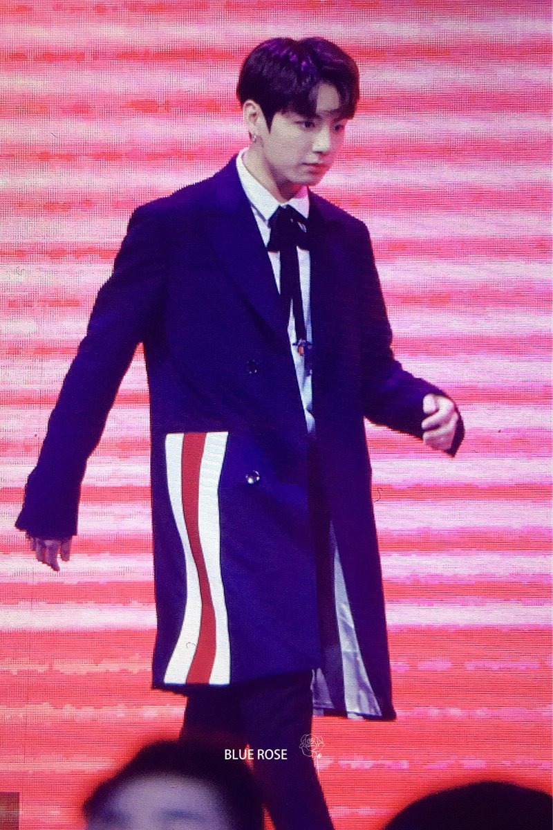 bluerose970901's tweet photo. 171225 가요대전 #정국 #JUNGKOOK #BTS 
@BTS_twt
💙💙💙 https://t.co/wMFViZSNoR