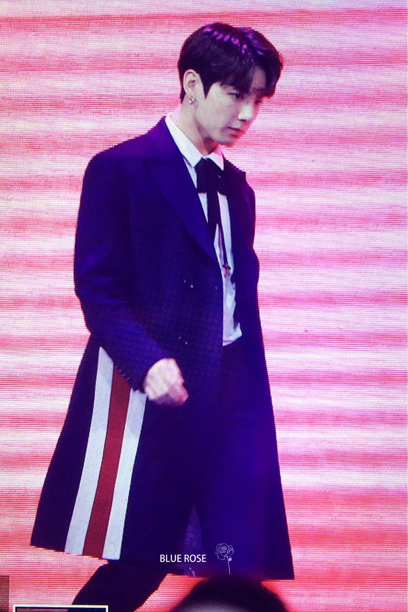 bluerose970901's tweet photo. 171225 가요대전 #정국 #JUNGKOOK #BTS 
@BTS_twt
💙💙💙 https://t.co/wMFViZSNoR