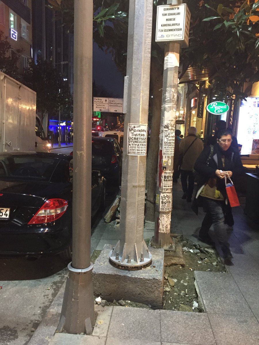 1 yetmezse 2, 2 yetmezse 3 direk! Rumeli caddesi, rumeli cafe önü, Şişli... sadece bir direk ile halledemiyor muyuz işimizi? Yayalara yürüyecek yer kalmadi <a href="/sislibelediyesi/">Şişli Belediyesi</a> @ibbBeyazmasa <a href="/CirkinIstanbul/">Çirkin İstanbul</a>