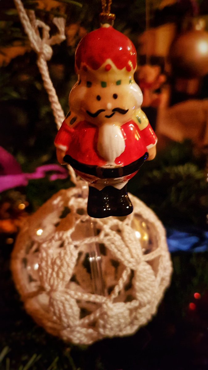 britishberliner's tweet photo. #Portraits of our #christmastree in #Germany! As a #BritishGerman #family, we mix our #Christmastraditions in order to #makeChristmas as #British & #German as possible! Frohe Weihnachten! #images #christmas #Christmas2017 #FroheWeihnachten #Weihnachten https://t.co/ax6IN9H4W8