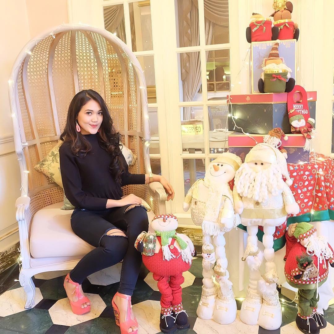 AngelithaCain's tweet photo. It's the most wonderful time of the year! Merry Christmas... 😇🎅👼🎄🎀🎁❄⛄ https://t.co/vYOrC2Rc1x
