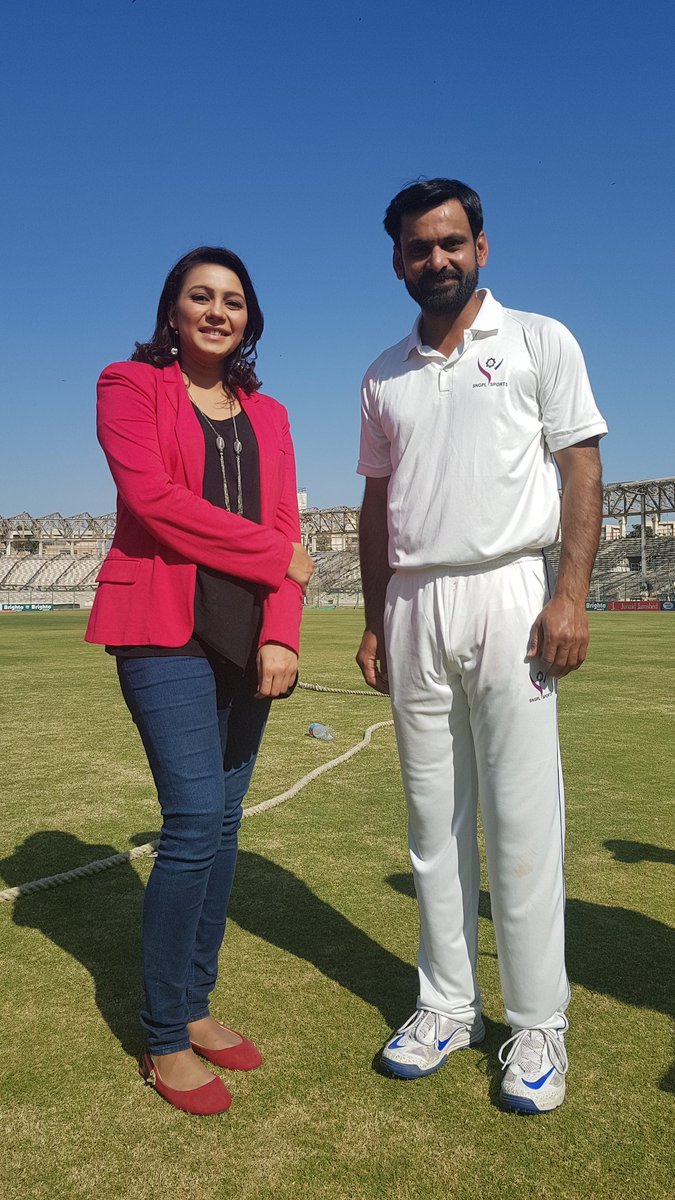sawerapasha's tweet photo. With the winning captain @MHafeez22 whose both teams are the champions one of Quaid-e-Azam trophy and other of National T20 Cup this year. Pretty lucky year for him, hope he can successfully modify his bowling action too.
#luckycaptain #hardworkpaysoff https://t.co/Kv2RLUHOqE