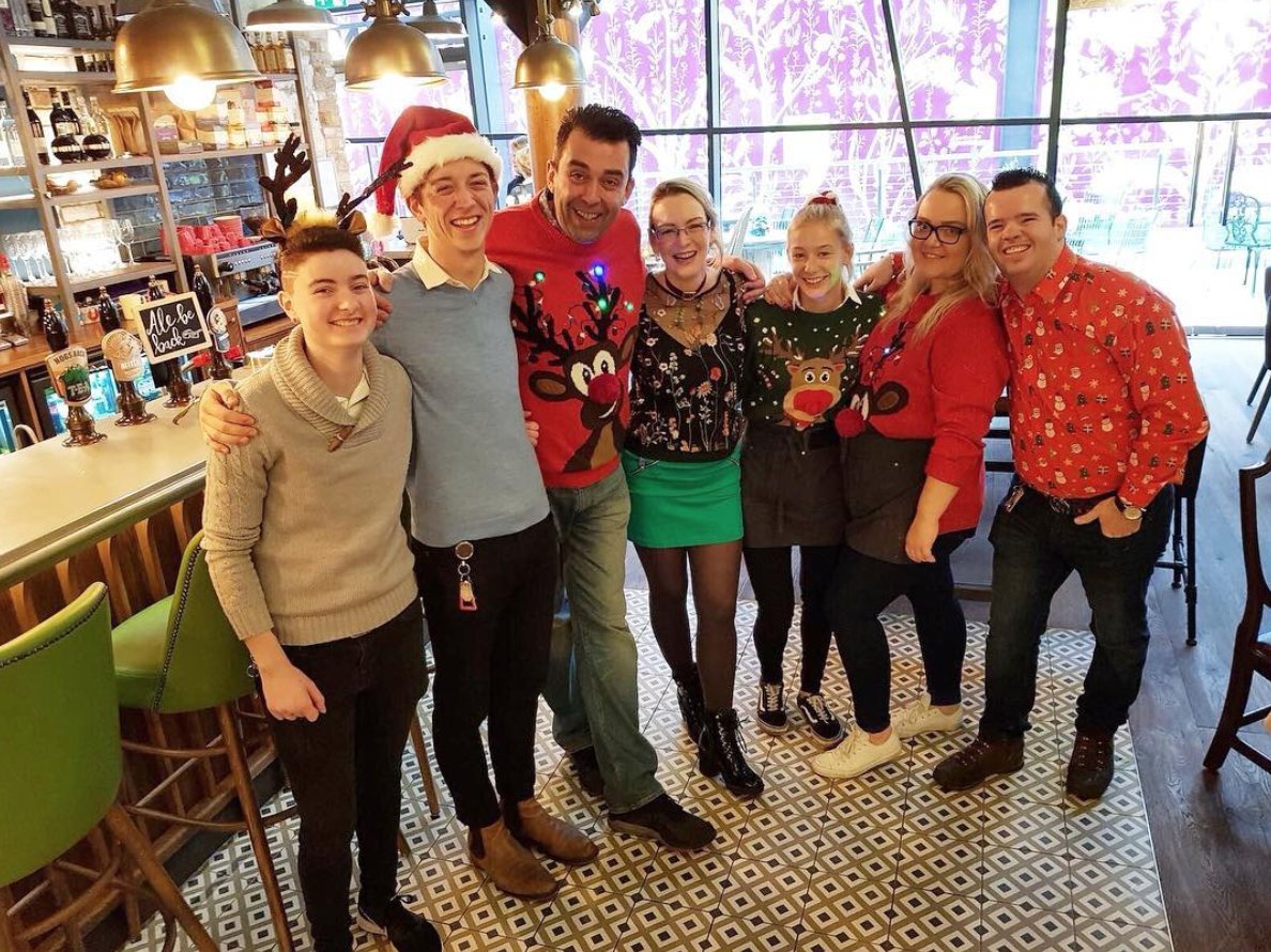 YoungsPubs's tweet image. A very Merry Christmas from all in the Young's family. 

To the hundreds of team members working in our pubs today, thank you so very much for all your hard work!