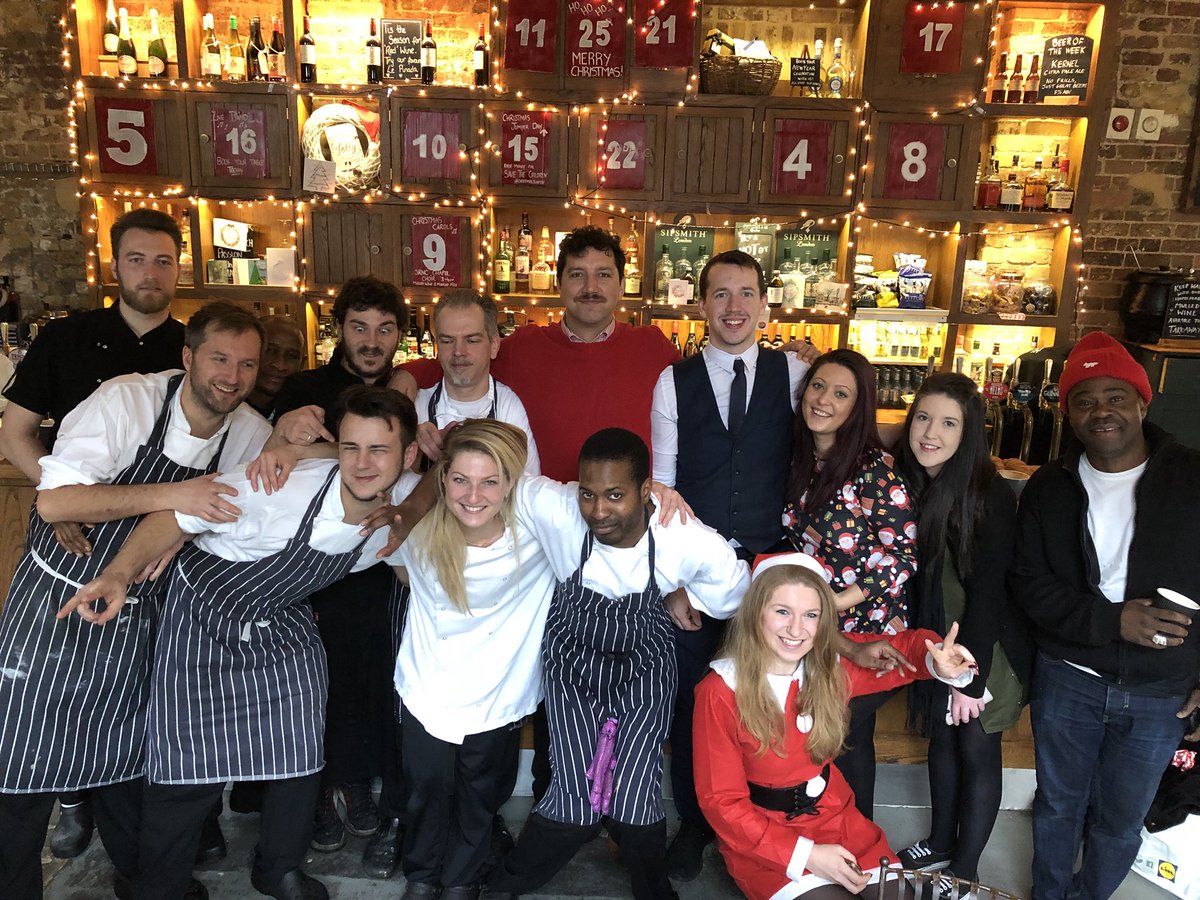 YoungsPubs's tweet image. A very Merry Christmas from all in the Young's family. 

To the hundreds of team members working in our pubs today, thank you so very much for all your hard work!