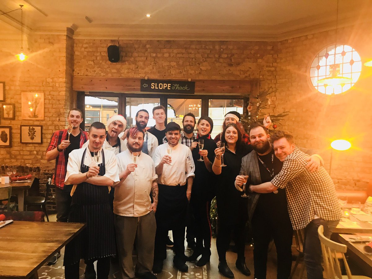 YoungsPubs's tweet image. A very Merry Christmas from all in the Young's family. 

To the hundreds of team members working in our pubs today, thank you so very much for all your hard work!