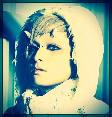 robotoraEX's tweet photo. なんでツノ生えてるん？美容整形なの？それともボンドなの？ネジなの？ボタンなの？ https://t.co/vLQw2KnWCR