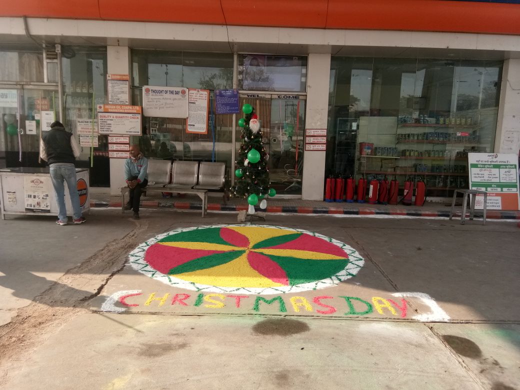 retailupso2's tweet photo. Celebrating Christmas with our customers @IndianOilcl @IOCRetail @vkrmisra @dksmumbai https://t.co/qDSEaESUgn