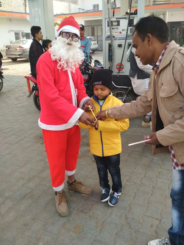 retailupso2's tweet photo. Celebrating Christmas with our customers @IndianOilcl @IOCRetail @vkrmisra @dksmumbai https://t.co/qDSEaESUgn