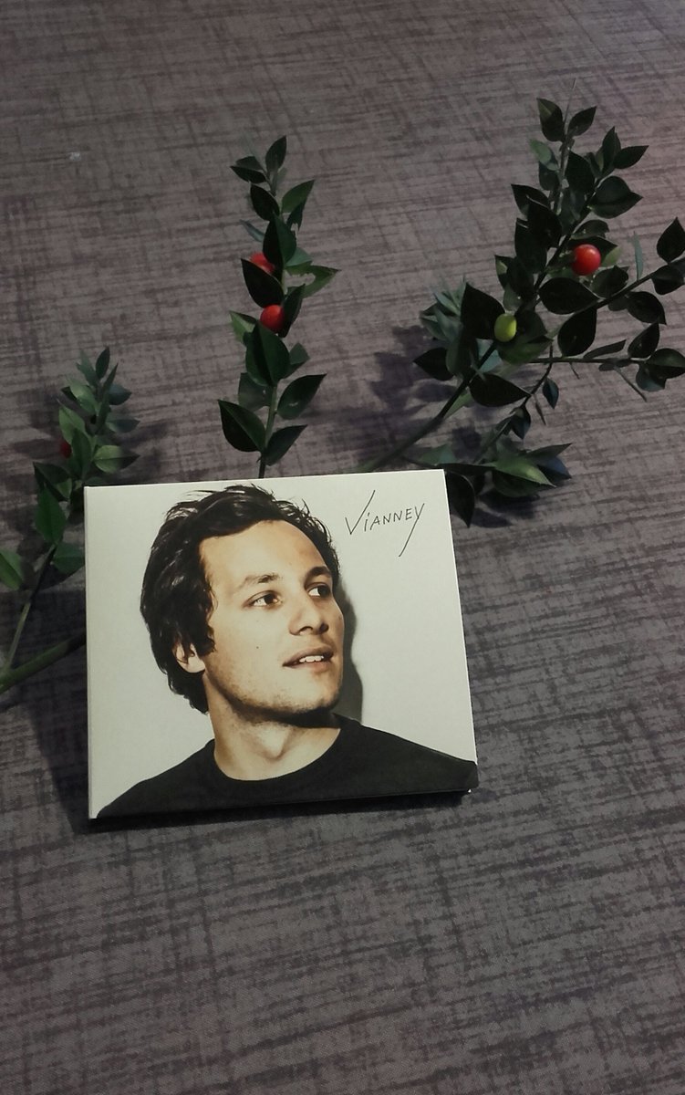 MelanieDarnault's tweet photo. Joyeux Noël en musique! @VianneyMusique au pied du sapin ! 
🎵🎄🎁 https://t.co/MA1q8BX1oF