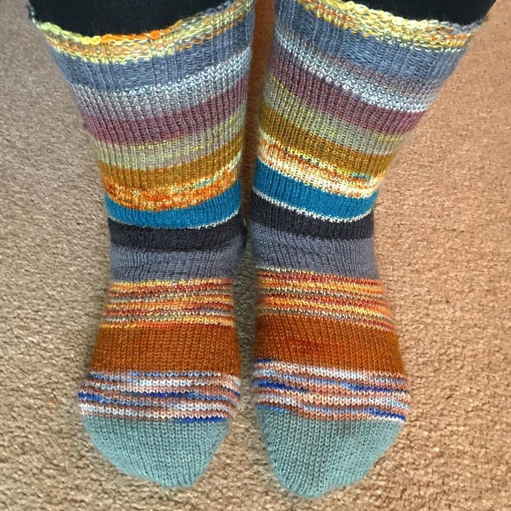 probablyjane's tweet photo. It's Christmas! May your day, like these socks be merry and bright. #scrapvent2017 #handknitsocks #makesocksnotwar #sockknittersofinstagram #sockknitting https://t.co/2KwmSxQwqk https://t.co/YwEYonFRp9