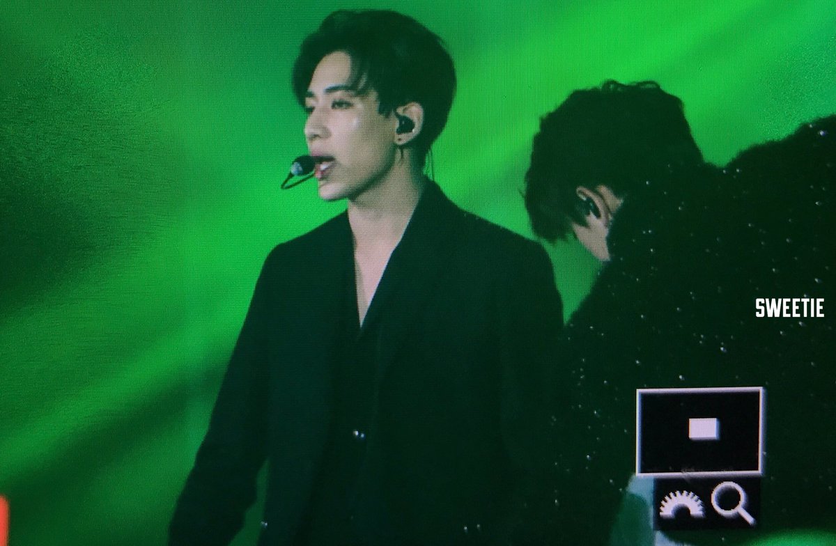 sweetie_bam's tweet photo. 171225 SBS가요대전 @BamBam1A 
ㅠ~ㅠ❤️💚
#뱀뱀 #BamBam #갓세븐 #GOT7 https://t.co/WFzgJv2Bs2