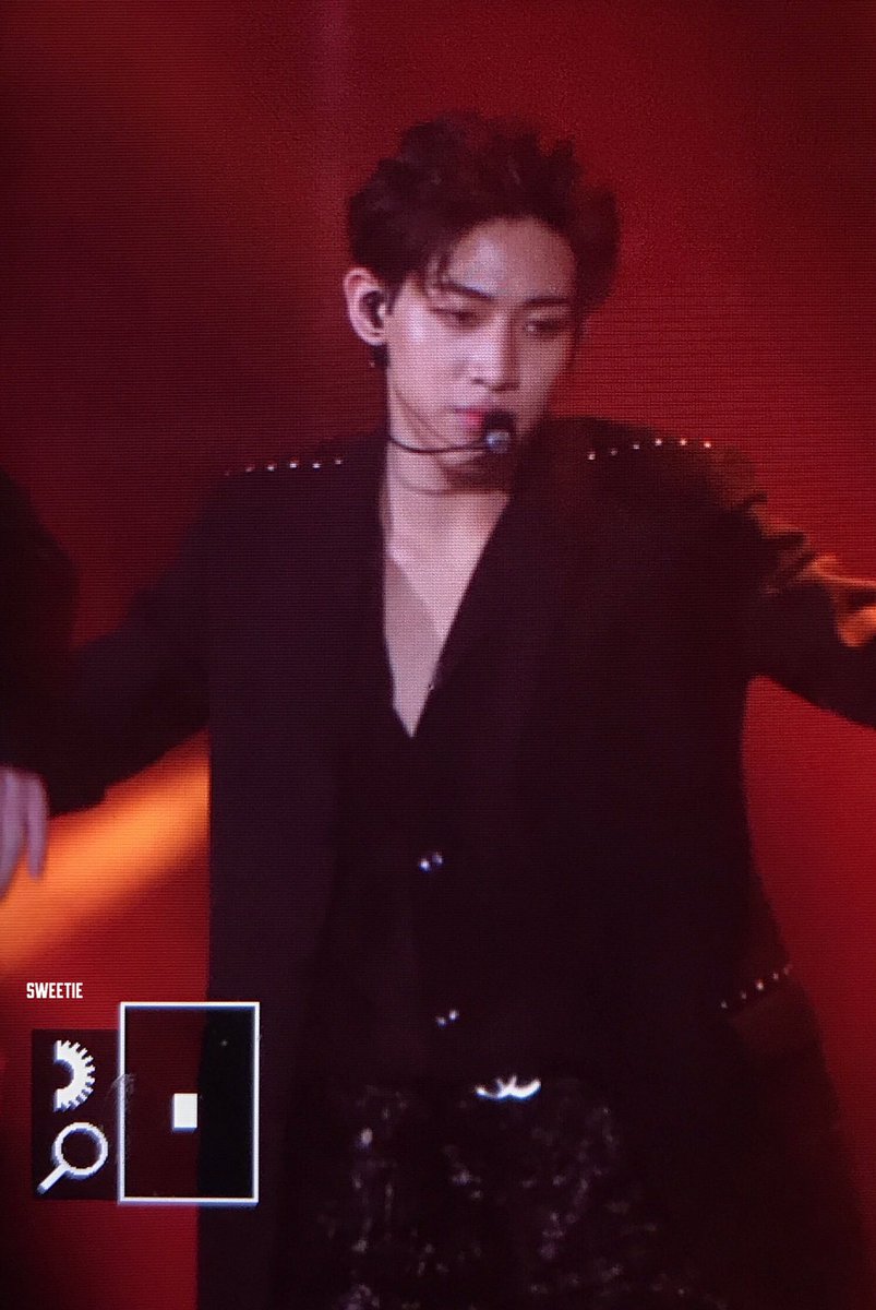 sweetie_bam's tweet photo. 171225 SBS가요대전 @BamBam1A 
ㅠ~ㅠ❤️💚
#뱀뱀 #BamBam #갓세븐 #GOT7 https://t.co/WFzgJv2Bs2