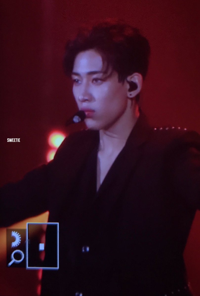 sweetie_bam's tweet photo. 171225 SBS가요대전 @BamBam1A 
ㅠ~ㅠ❤️💚
#뱀뱀 #BamBam #갓세븐 #GOT7 https://t.co/WFzgJv2Bs2