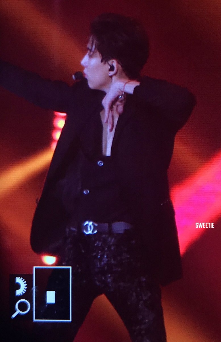 sweetie_bam's tweet photo. 171225 SBS가요대전 @BamBam1A 
ㅠ~ㅠ❤️💚
#뱀뱀 #BamBam #갓세븐 #GOT7 https://t.co/WFzgJv2Bs2