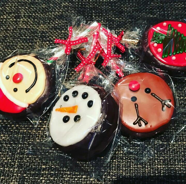 FORNESSTH's tweet photo. [IG Pic] 251217 
(2) ได้ของกินมาเพียบเลยค่ะ🎂🤔 https://t.co/Y6YY8dLLlA