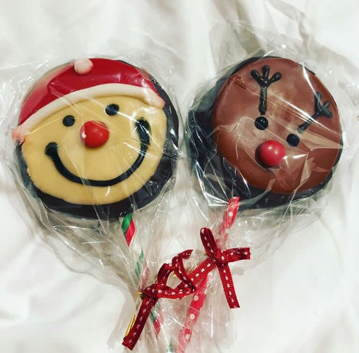 FORNESSTH's tweet photo. [IG Pic] 251217 
(2) ได้ของกินมาเพียบเลยค่ะ🎂🤔 https://t.co/Y6YY8dLLlA
