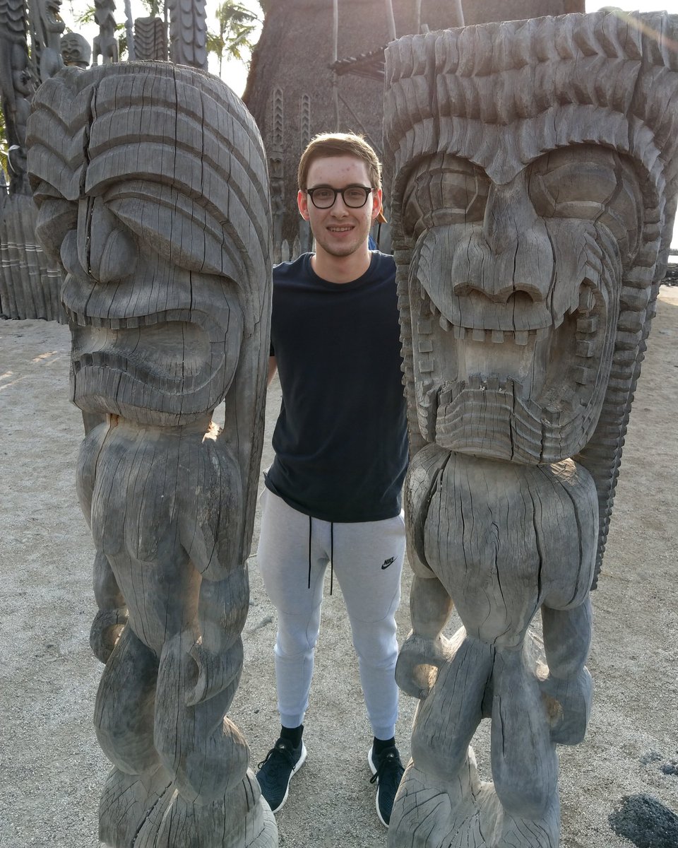 Bjergsen's tweet photo. Merry Christmas!🎄 I'm in Hawaii with our 2 newest additions to TSM 😀 https://t.co/9AP8ZnZrqB