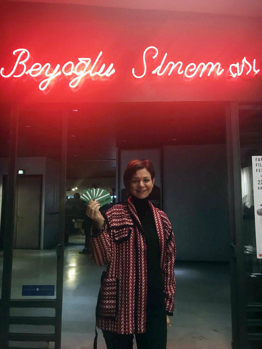 BeyogluSinemasi's tweet image. Sinemamızın eski dostlarından Gülhan Düzgün, öğrencilere hediye edilmek üzere 10 adet Beyoğlu Sineması kartı aldı. Bağımsız sinemanın kalesi olan bu güzelim salonu tüm olumsuzluklara rağmen açık tutma mücadelemizde bize verdiği destek için şükranlarımızı sunuyoruz kendisine. 💐