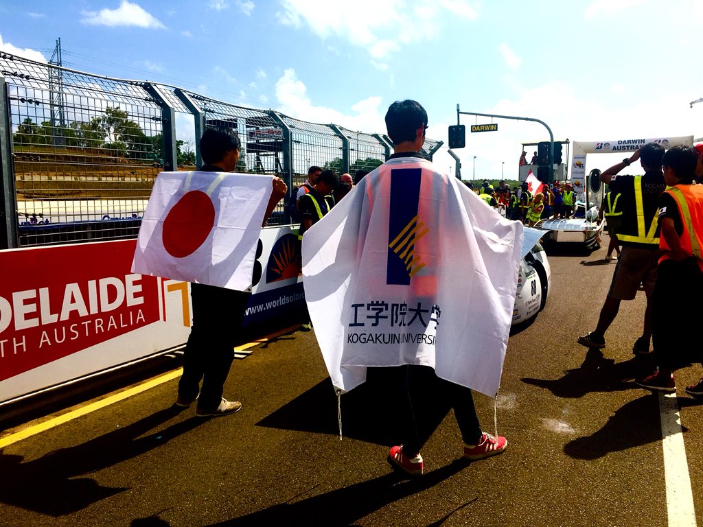 lov25_rock's tweet photo. 私も出てます!
放送まであと30分!!!
見てね!
#NHK #凄技 #ソーラーカー #ソーラー #工学院 #工学院大学 #工学院ソーラーチーム #WSC2017 #オーストラリア #ワールドソーラーチャレンジ @kogakuin_koho https://t.co/0chWxqRUwQ
