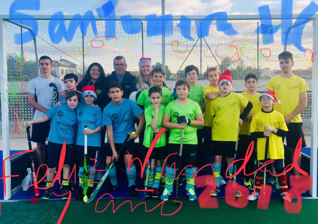 SantomeraHockey's tweet photo. Nuestros peques del @SantomeraHockey os desean unas felices fiestas y un próspero 2018 lleno de éxitos deportivos!! #hockeymurcia https://t.co/T2B4kmnbc9