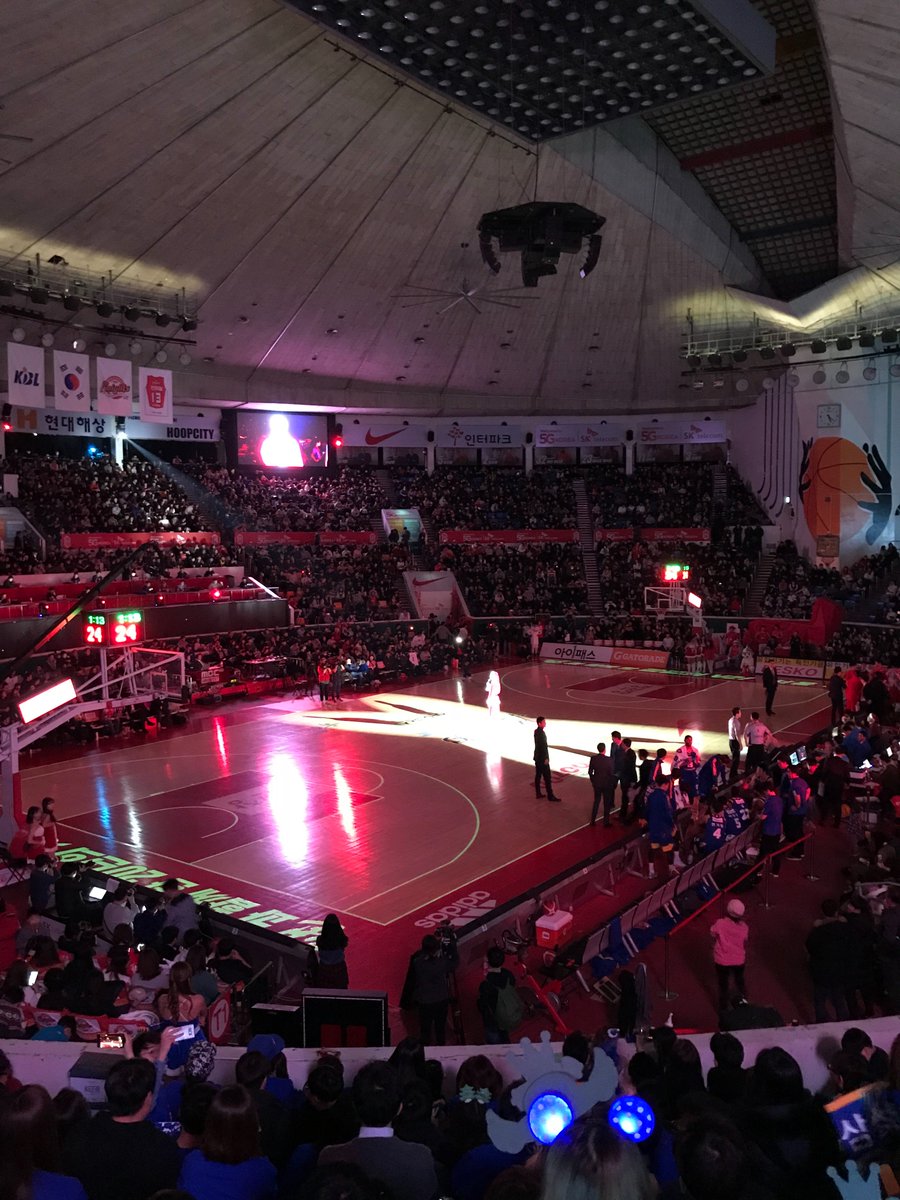 Funga_D's tweet photo. Korean Basketball League courtside experience #gotogemba #SamsungThunder #Seoul non stop entertainment https://t.co/JT7F0rUPDp