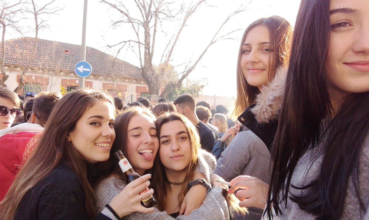 SaraPulidoFdez's tweet photo. Feliz Navidad🎆🎉😈
@Carrasquitt_ @laauuraa003 #sandrius https://t.co/4jvNo4MIvc