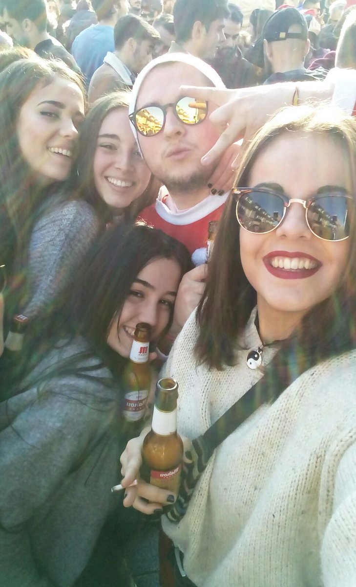 SaraPulidoFdez's tweet photo. Feliz Navidad🎆🎉😈
@Carrasquitt_ @laauuraa003 #sandrius https://t.co/4jvNo4MIvc