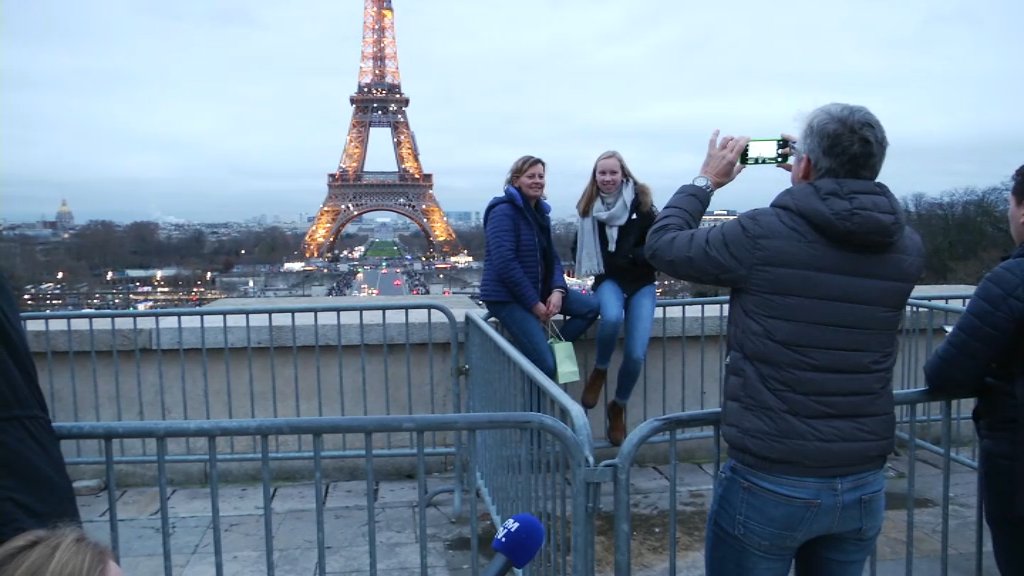 BFMTV's tweet photo. VIDÉO - Les touristes, qui avaient fui Paris après les attentats, sont de retour https://t.co/RPJOOBWLob https://t.co/9NqwAx7PEY