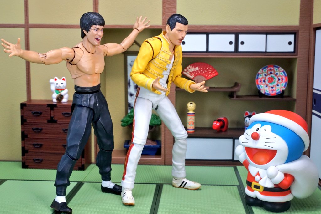 suekichiii's tweet image. ドラえもん「何が欲しい？」

フレディ「チョコレートケーキ！」
リー「大きな大きなケーキ！」