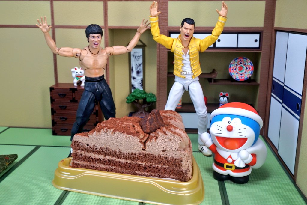 suekichiii's tweet image. ドラえもん「何が欲しい？」

フレディ「チョコレートケーキ！」
リー「大きな大きなケーキ！」