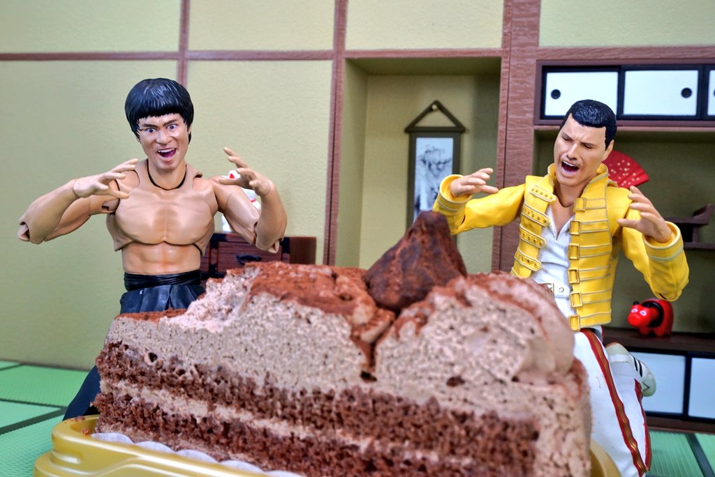 suekichiii's tweet image. ドラえもん「何が欲しい？」

フレディ「チョコレートケーキ！」
リー「大きな大きなケーキ！」