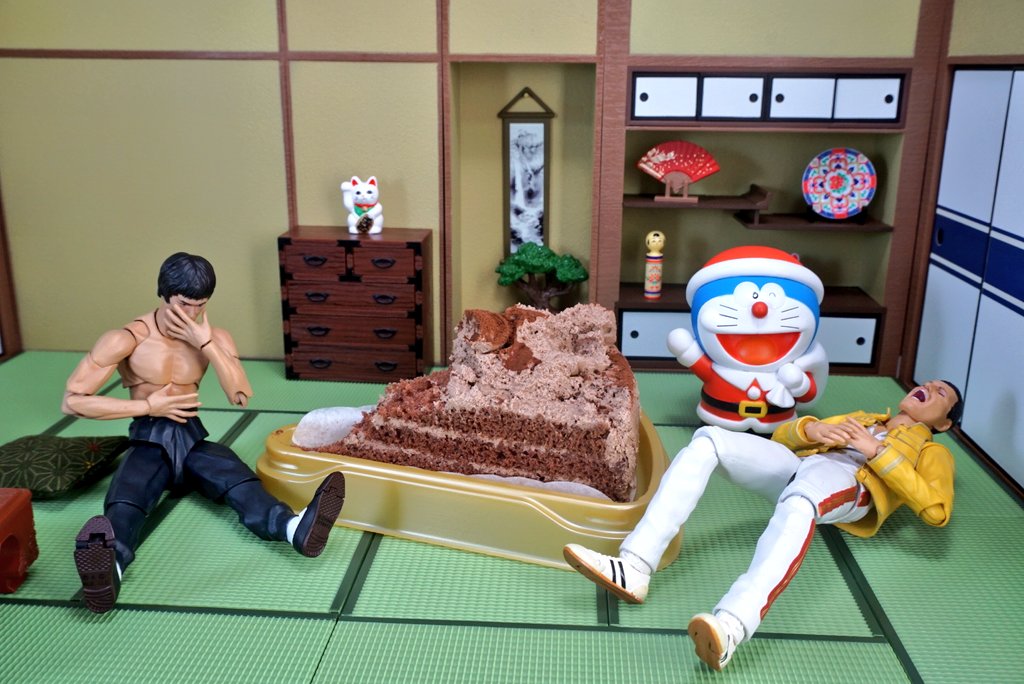 suekichiii's tweet image. ドラえもん「何が欲しい？」

フレディ「チョコレートケーキ！」
リー「大きな大きなケーキ！」