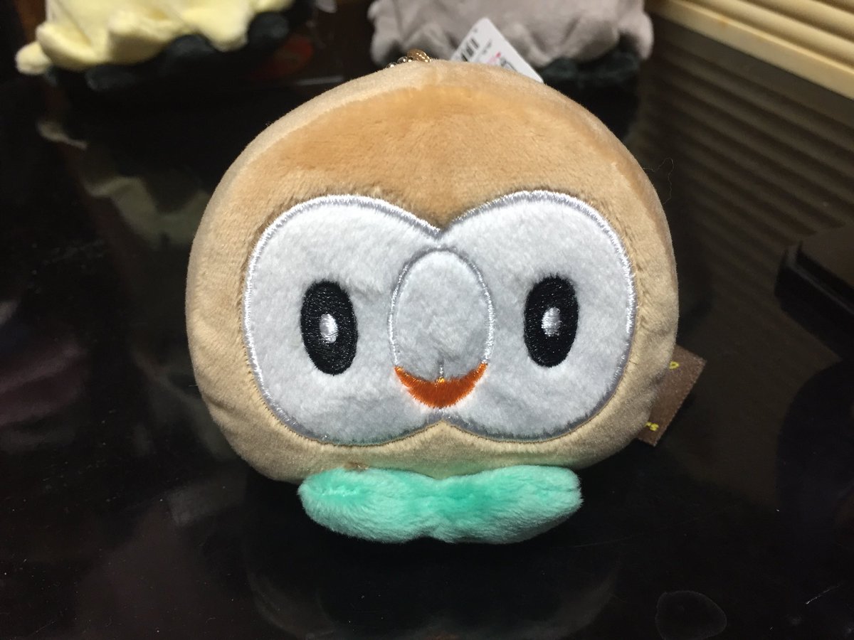 桜樹春陽 平成のホームズ Auf Twitter 昨日 ポケモンセンター寄った時に色違いミミッキュのぬいぐるみ買ってきた フォロワーさんから貰ったミミッキュと並べて飾ってる W そしてもちもちシリーズのモクローが可愛すぎて即買いだった もちもち感ヤバイ