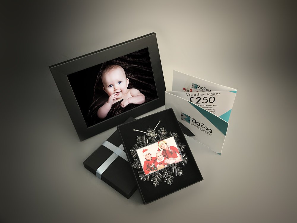 ZigZagLeics's tweet photo. Happy Christmas! Did Santa bring any of you some ZigZag portraits? Or maybe a gift box so you can come in for your own photo shoot? #christmas #zigzagphotography #eicester #photography #santa #christmasgift https://t.co/USscN62ZXU