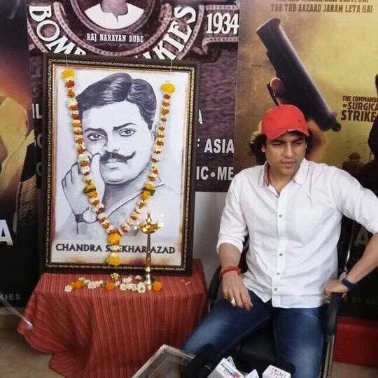 एक मुसलमान चार शो देख रहा है.जहाँ सिट पूरी भरी नहीं,वहाँ भी हाउस फूल का बोर्ड लगा दिया.पूरी दुनिया को बेवक़ूफ़ बनाने की कोशिश है
और सबसे घटिया पहलू पूरी फ़िल्म का ये है कि भारत की रॉ और पाकिस्तान की ISI को एक साथ काम करते हुए दिखाया गया है, जोकि आज तक कभी नहीं हुआ.#आज़ाद #AAZAAD