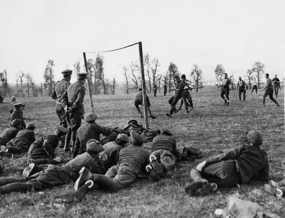 PurelyFootball's tweet photo. On this day in 1914, 100,000 British and Germans soldiers crossed the trenches, forgot about the war and played a game of football during a Christmas Truce🎄

The beautiful game⚽️❤️ https://t.co/GAvhUuknIg