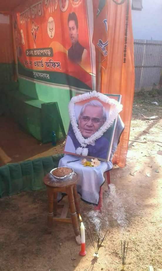 saheli2016's tweet photo. #Malinformed Tripura's #BJP supporters celebrating Xmas by paying homage to Sri Atalbihari Bajpayi ji,what a tragedy with d stupid bhakts! https://t.co/V86KS1qK7z