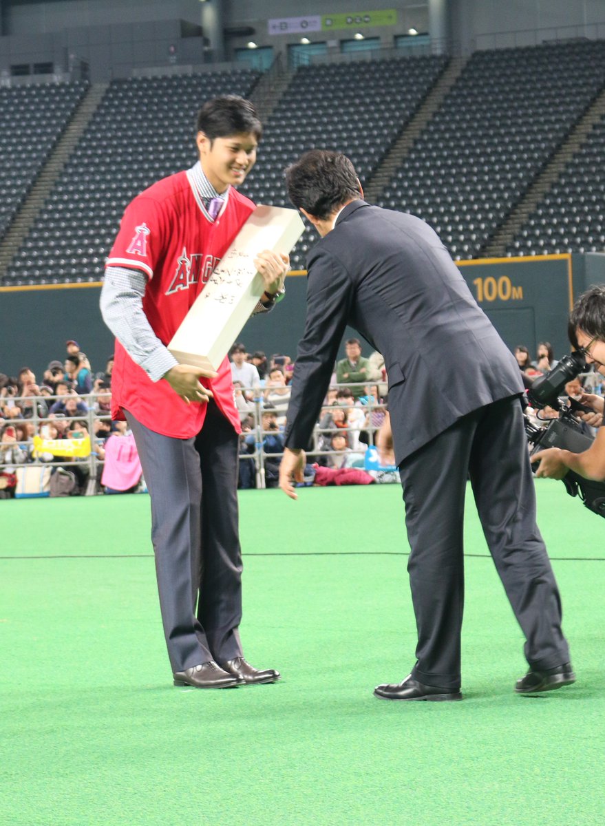 栗山監督から渡されたピッチャーズプレートには、手書きのメッセージが