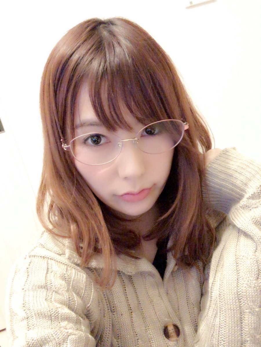 hatano_yui's tweet photo. 人生初の眼鏡を作りますた( ⚯̫ )
慣れないから見え方変な感じ🤩 https://t.co/loB2RwaLq6