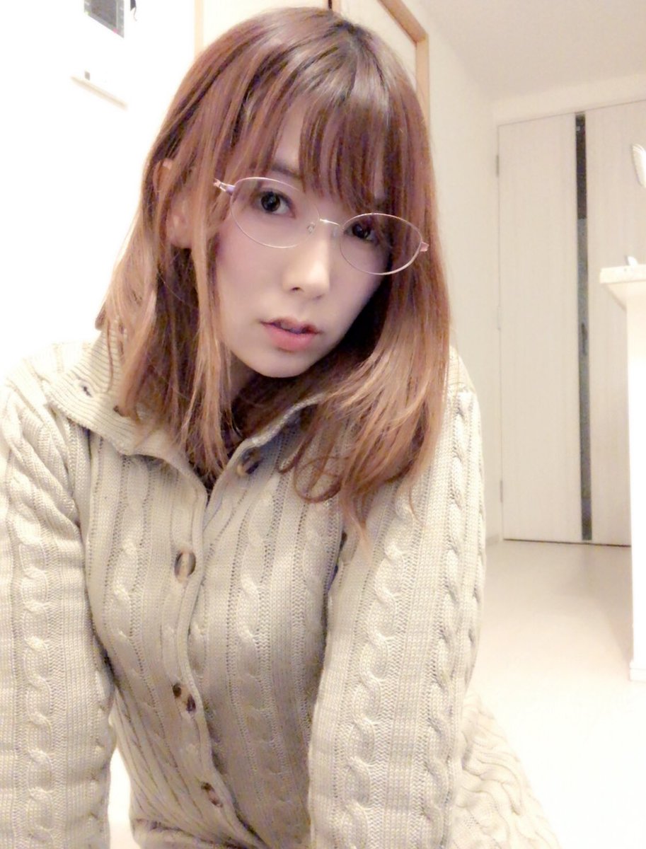 hatano_yui's tweet photo. 人生初の眼鏡を作りますた( ⚯̫ )
慣れないから見え方変な感じ🤩 https://t.co/loB2RwaLq6