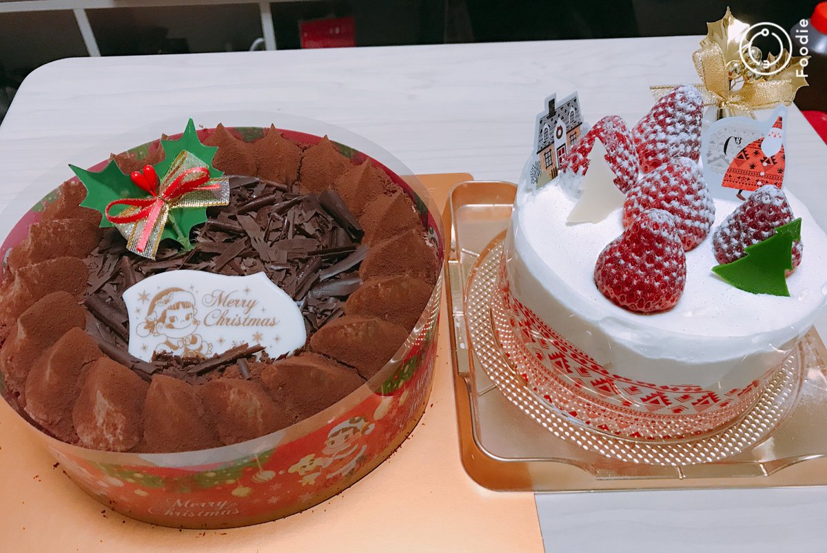 デカキン クリスマスは毎年ホールケーキ2つ食べると決めてるんですが 今年はダイエット中なので1つは小さいホールケーキにしました いただきます